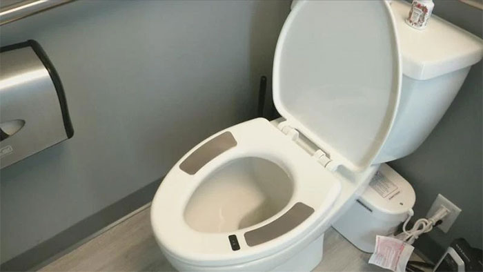 A really smart toilet, even with a camera to detect the owner's anal pattern Picture 4