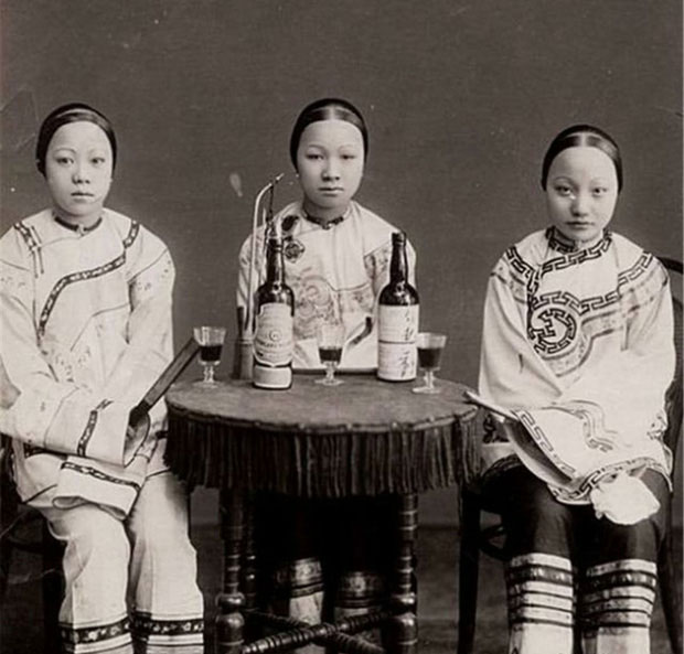 Picture 5 of A series of photos of the noble lives of women during the Qing Dynasty: Some dressed up to take pictures, others gathered to chat with their sisters.