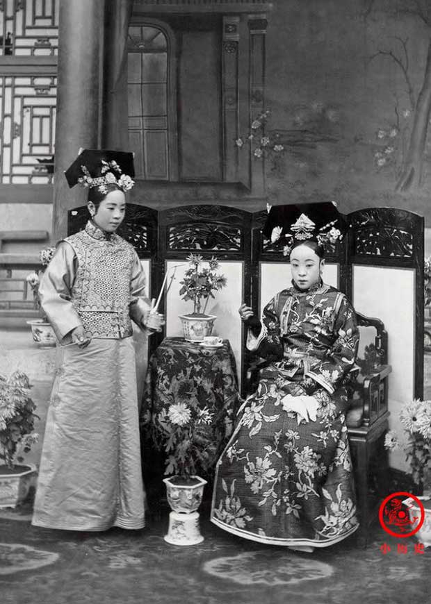 Picture 9 of A series of photos of the noble lives of women during the Qing Dynasty: Some dressed up to take pictures, others gathered to chat with their sisters.