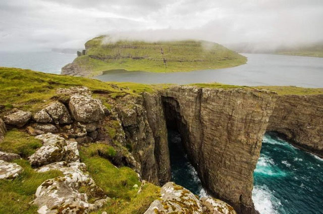 Picture 1 of A special lake located halfway between the sky and the sea.