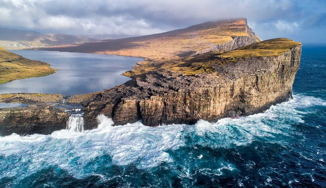 Picture 3 of A special lake located halfway between the sky and the sea.