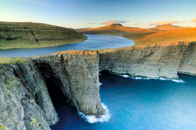 Picture 4 of A special lake located halfway between the sky and the sea.