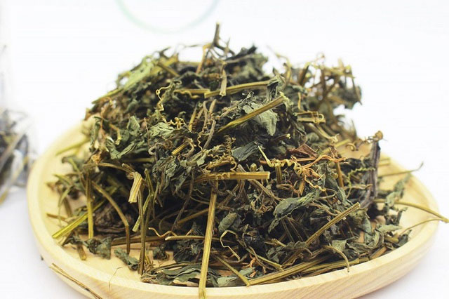 Picture 2 of A type of dried leaf sold in Vietnamese markets is likened to natural insulin