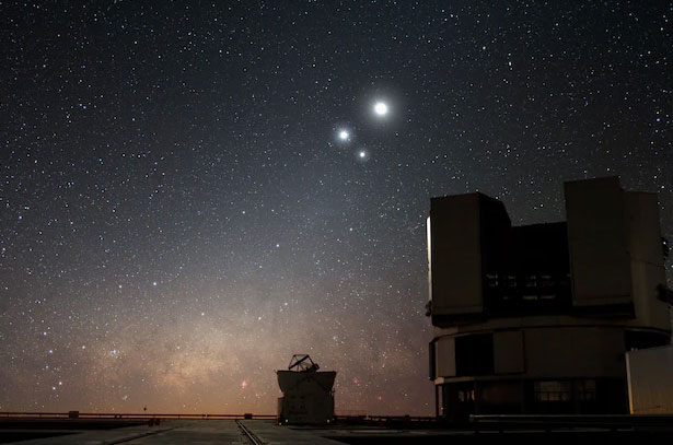 Admire the interesting and rare phenomenon: The Seven Stars Meet the Moon! Picture 1