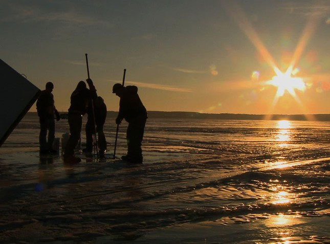 Picture 1 of Americans rush to hunt prehistoric monsters
