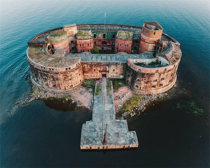Picture 1 of An ancient fortress floating in the middle of the sea in Russia with a mysterious history attracts tourists