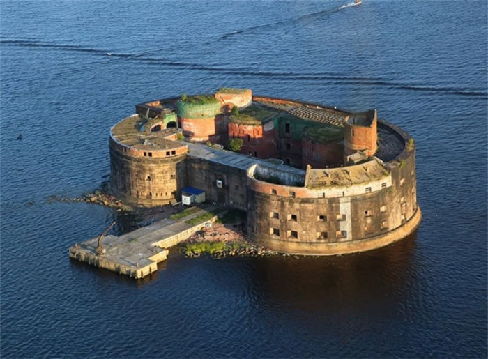 Picture 2 of An ancient fortress floating in the middle of the sea in Russia with a mysterious history attracts tourists