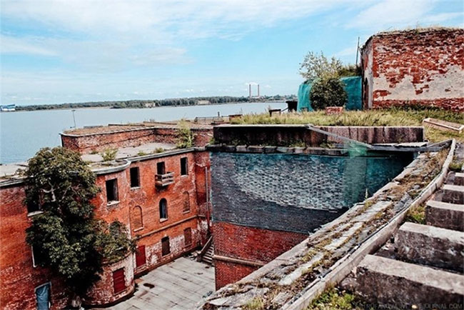 Picture 4 of An ancient fortress floating in the middle of the sea in Russia with a mysterious history attracts tourists