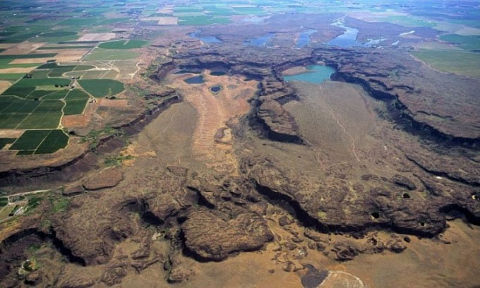 Picture 1 of Ancient super-floods deformed the Earth's crust