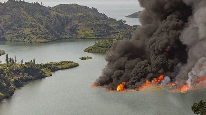 Picture 4 of At a glance, no one believes this beautiful lake is so scary: What is hidden underneath it?