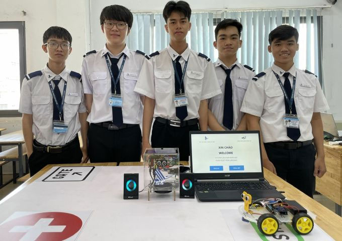 Aviation students create smart boxes to guide passengers at the airport Picture 2