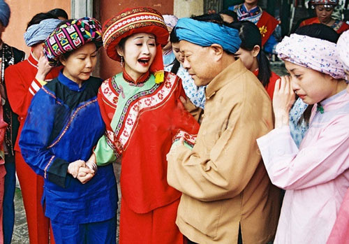 Picture 4 of Banning bathing, forced crying and strange wedding customs in the world