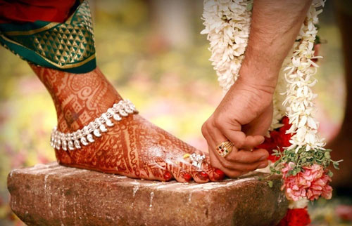 Picture 5 of Banning bathing, forced crying and strange wedding customs in the world