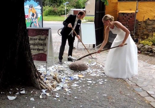 Picture 7 of Banning bathing, forced crying and strange wedding customs in the world
