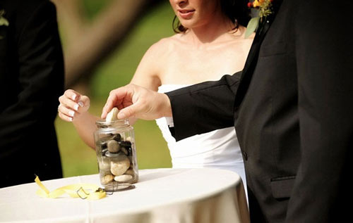 Picture 8 of Banning bathing, forced crying and strange wedding customs in the world