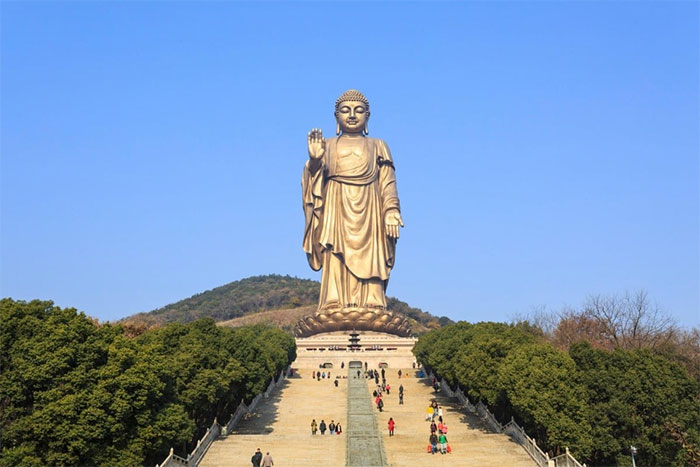 Picture 1 of Be amazed by the 12 tallest statues in the world.