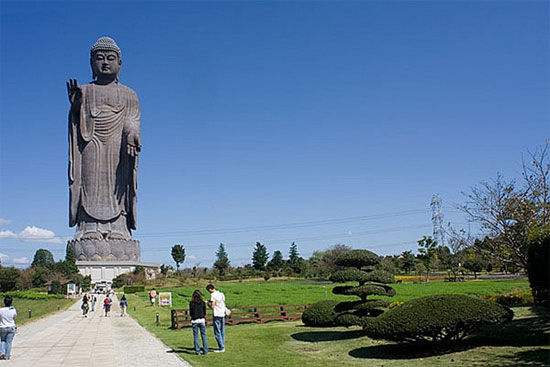 Picture 8 of Be amazed by the 12 tallest statues in the world.