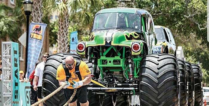 Brian Shaw, the world's strongest man, makes even the biggest bodybuilders look small Picture 5