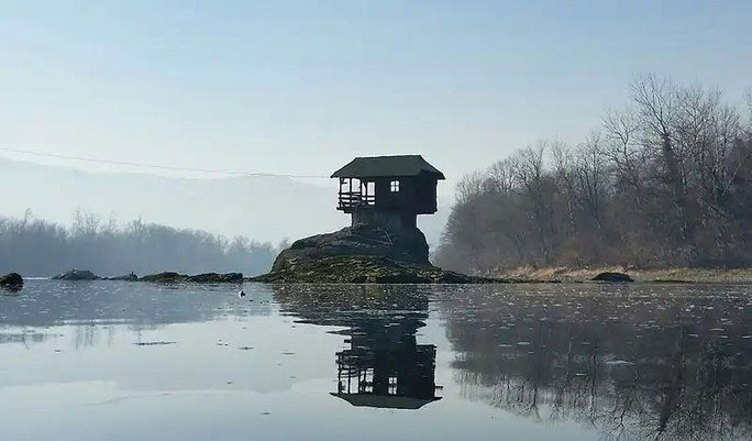 Picture 4 of Buildings built in unbelievable locations