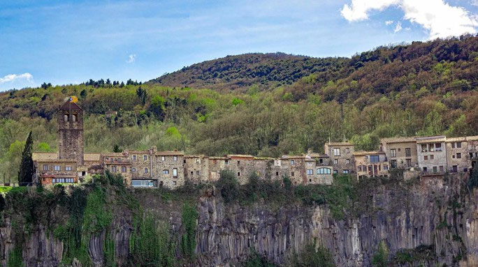 Picture 5 of Buildings built in unbelievable locations