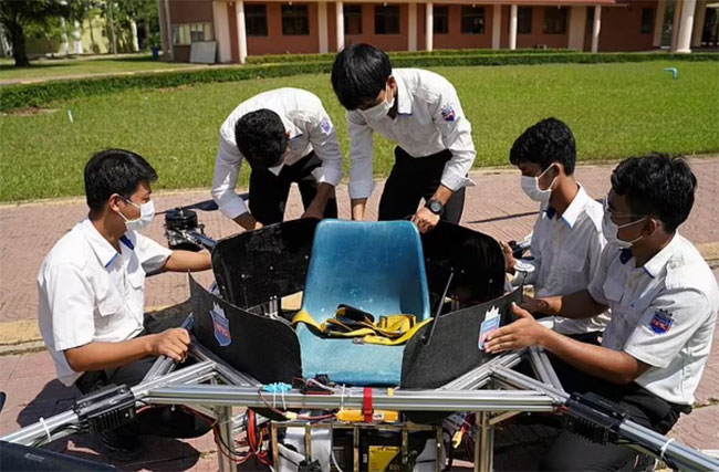 Picture 1 of Cambodian students transform school seats into convenient flying devices