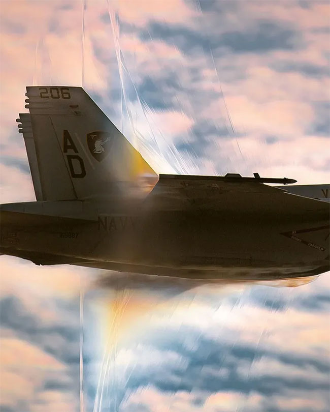Picture 2 of Capture a rare image of a shock wave when the plane is near the speed of sound