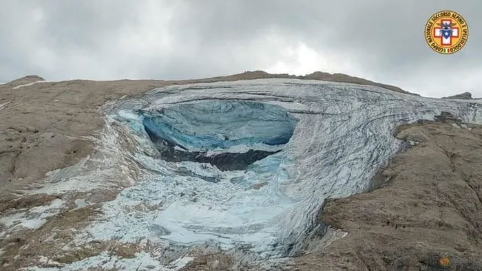 Picture 1 of Catastrophic avalanche in the Alps kills many people
