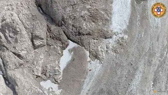 Picture 2 of Catastrophic avalanche in the Alps kills many people