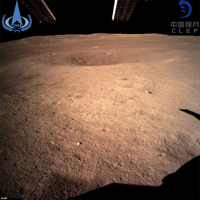 Chang'e 4 spacecraft revealed about the dark side of the Moon: Turns out Stephen Hawking was right? Picture 1