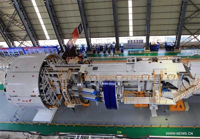 Picture 2 of China builds an unbeatable 'super machine': Weighing 1900 tons, it can dig 350 meters underground in just one month.