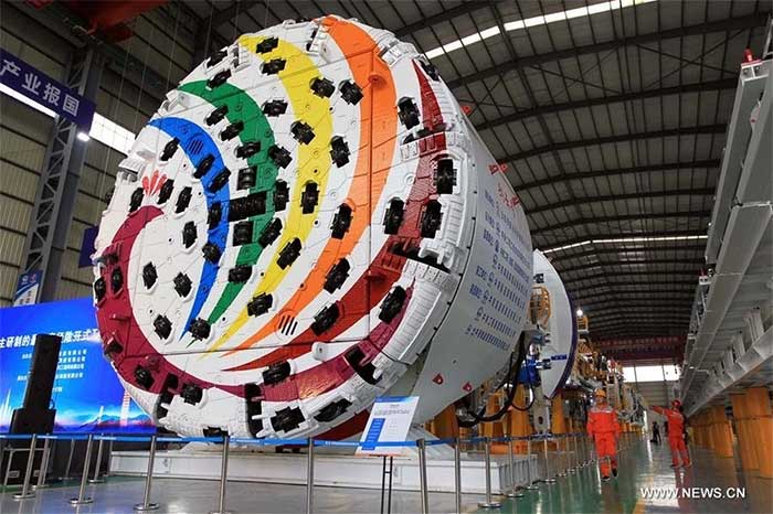 Picture 3 of China builds an unbeatable 'super machine': Weighing 1900 tons, it can dig 350 meters underground in just one month.