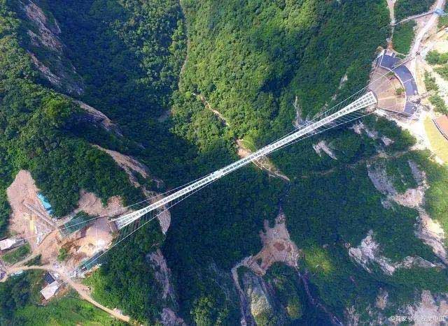 Picture 1 of China built a temporary bridge in the middle of the sky, no pillars, no cables, but still able to withstand a weight of 45 tons.