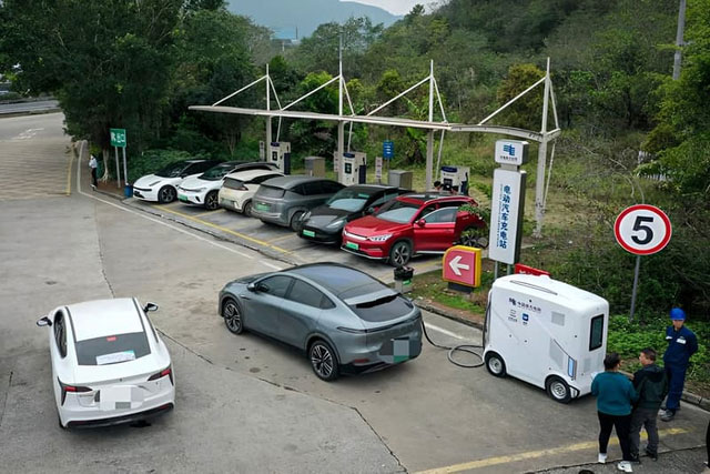 Picture 5 of China launches 'mobile charger' for electric cars, which can move freely without a driver