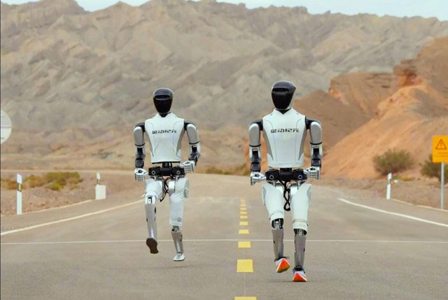 Picture 1 of China once again surprised the world when it let the humanoid robot Star1 race across the Gobi Desert.