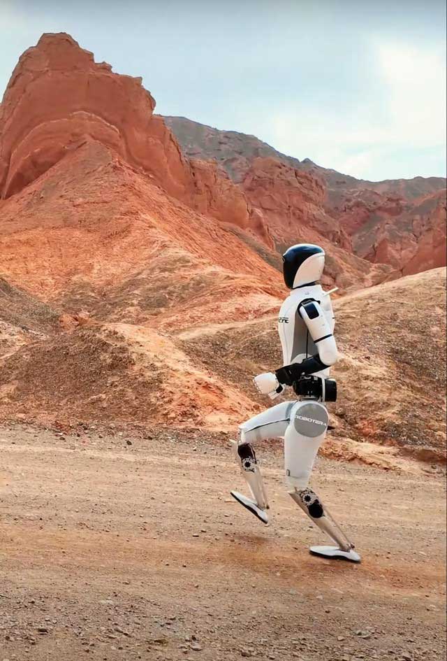 Picture 2 of China once again surprised the world when it let the humanoid robot Star1 race across the Gobi Desert.