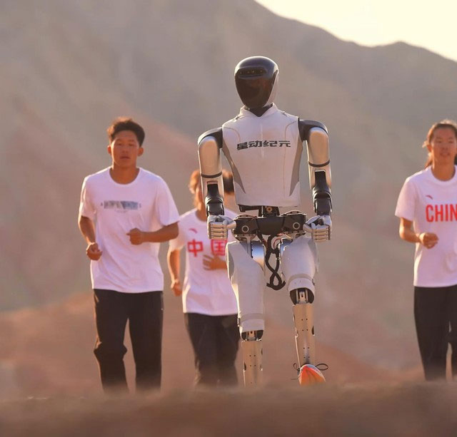 Picture 3 of China once again surprised the world when it let the humanoid robot Star1 race across the Gobi Desert.