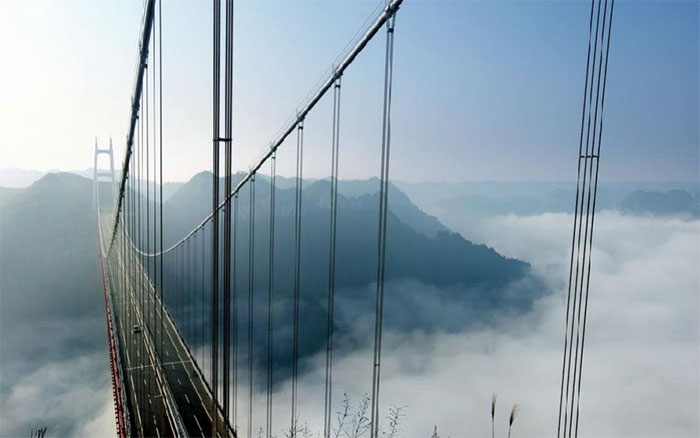 Picture 5 of China surprises the world by building a cable-stayed bridge 'above the clouds'