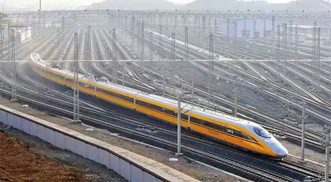 Picture 2 of China's most mysterious high-speed train: Carrying nothing but on a vital mission, only departing at night