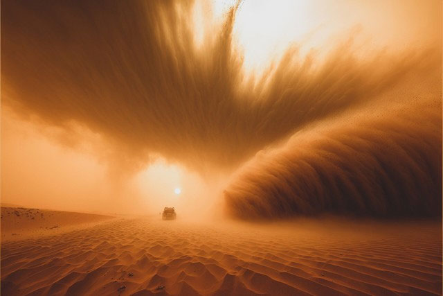 Picture 1 of China's 'sand-eating monster' devours 40 acres of desert a day, likened to a giant money-printing machine