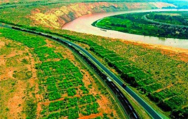 Picture 2 of China's 'sand-eating monster' devours 40 acres of desert a day, likened to a giant money-printing machine