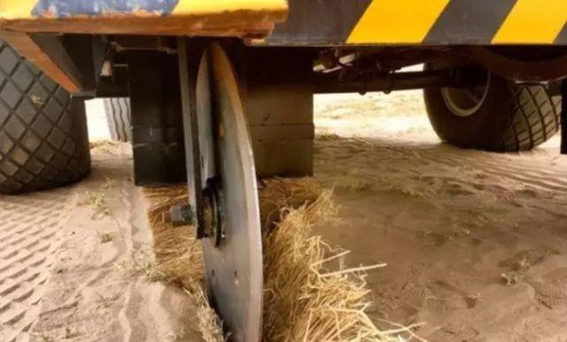 Picture 3 of China's 'sand-eating monster' devours 40 acres of desert a day, likened to a giant money-printing machine