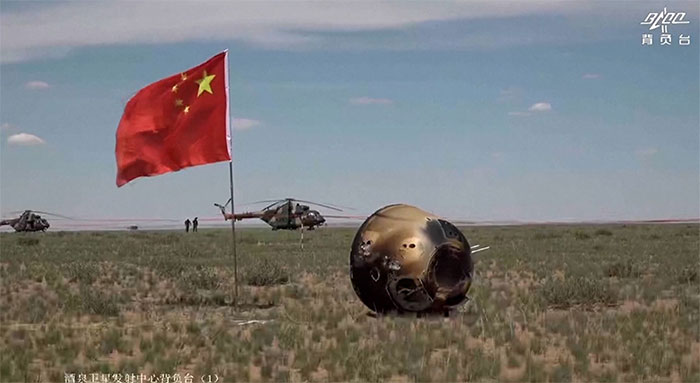 Picture 1 of Chinese spacecraft brings back to Earth priceless rock