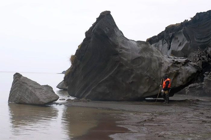 Climate change destroys the ground, leaving people without a place to live? Picture 1