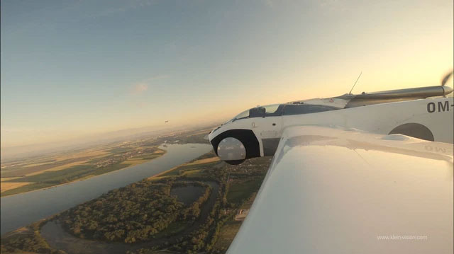 Close-up of a super sports car that can 'transform' into an airplane, costing up to 1 million USD Picture 1