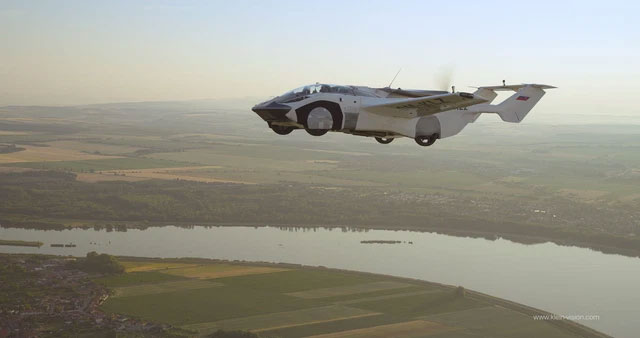 Close-up of a super sports car that can 'transform' into an airplane, costing up to 1 million USD Picture 2