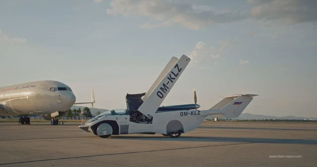 Close-up of a super sports car that can 'transform' into an airplane, costing up to 1 million USD Picture 3