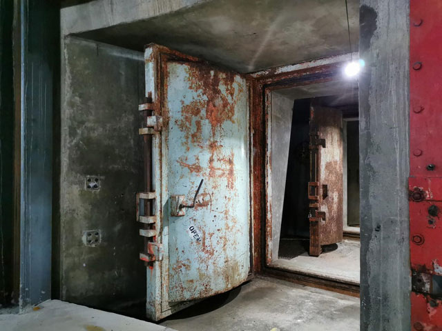 Picture 25 of Close-up of underground survival apartments, where the super-rich swim, watch movies, relax, party, ... waiting for the apocalypse to pass