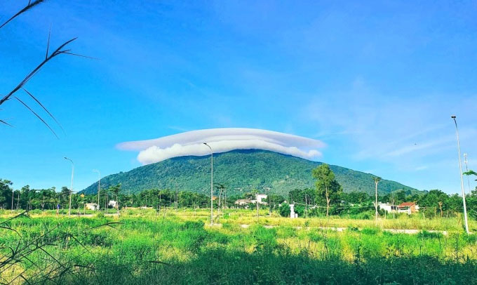 Picture 1 of Clouds like flying saucers on top of Chua Chan mountain