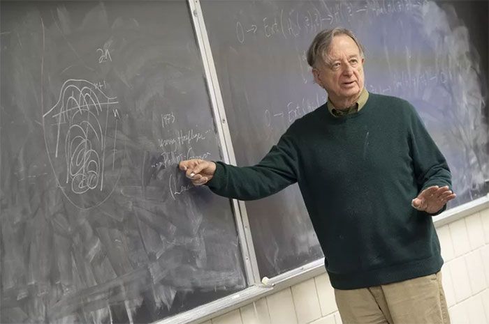Combining chaos theory and geometry, the mathematician received the prestigious Abel Prize Picture 2