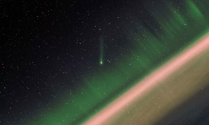 Picture 1 of Comet shines above the aurora seen from space